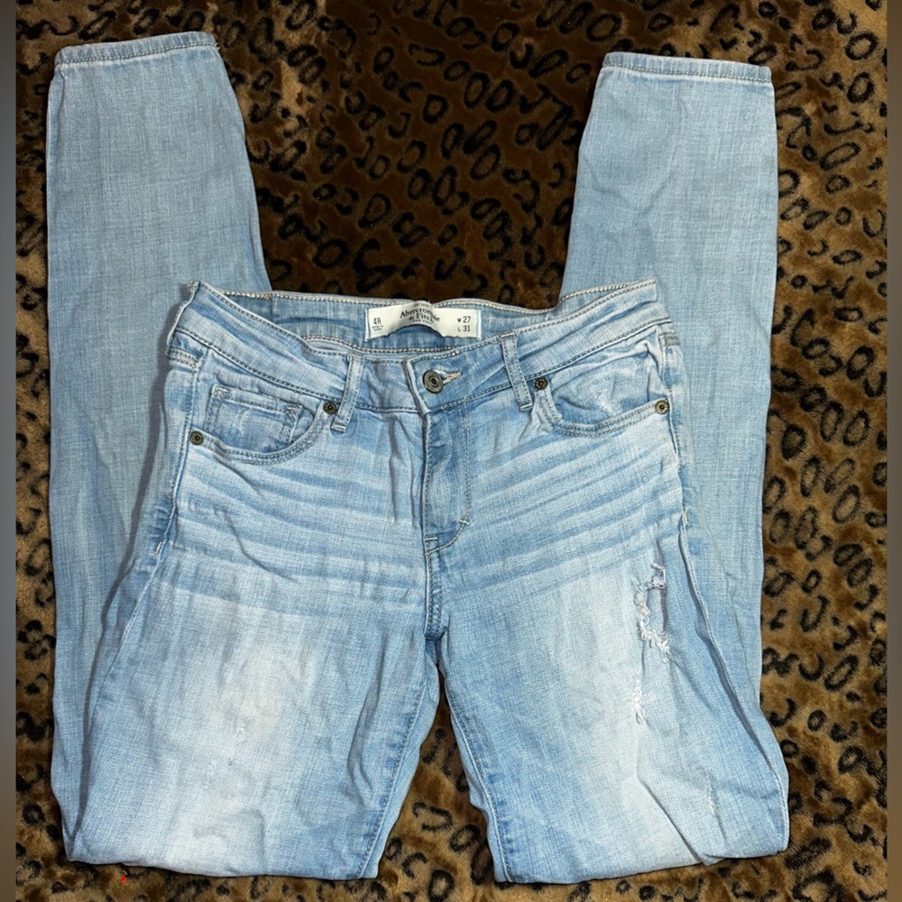 Abercrombie & Fitch Distressed Skinny Jeans
Size: Women’s 4R / W27 L31
